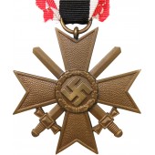 Cruz al Mérito de Guerra/ KVK II 1939 segunda clase con el escudo 